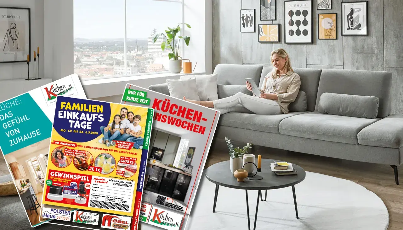 Frau entspannt auf Sofa und informiert sich in Küchenprospekten über aktuelle Küchenangebote, Rabattaktionen und Wohnideen. Inspiration für moderne Küchenplanung und günstige Möbelangebote.